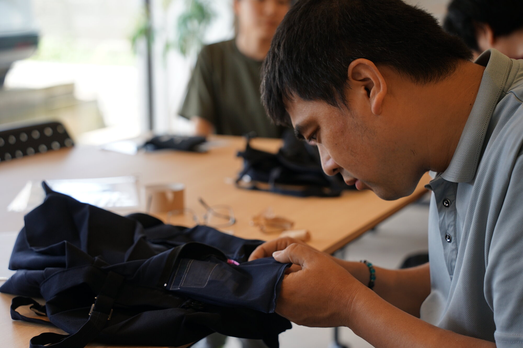 制服のリサイクル作業に取り組む様子